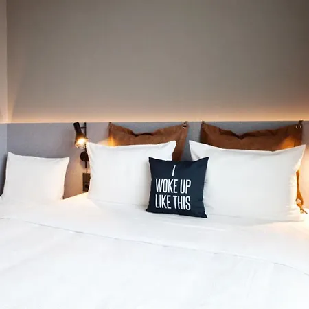 Moxy 3*