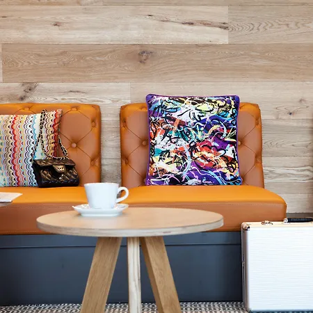 Moxy 3*