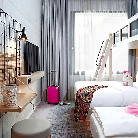 Moxy 3*